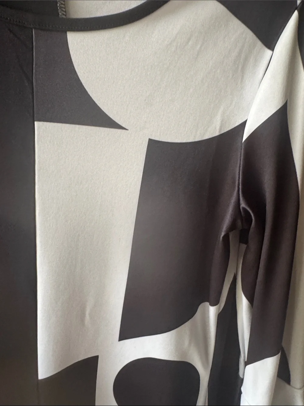 Black & White Geometric Bell Sleeve Dress size small - Picture 9 of 12